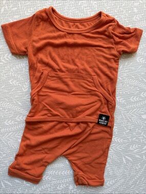 Ready Set Romper Rust Ribbed Short Sleeve Romper – 0–6M